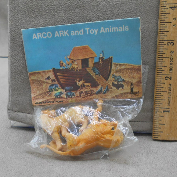 Vintage 1970s ARCO Noah's Ark Lion & Lioness in Package - Picture 3 of 3